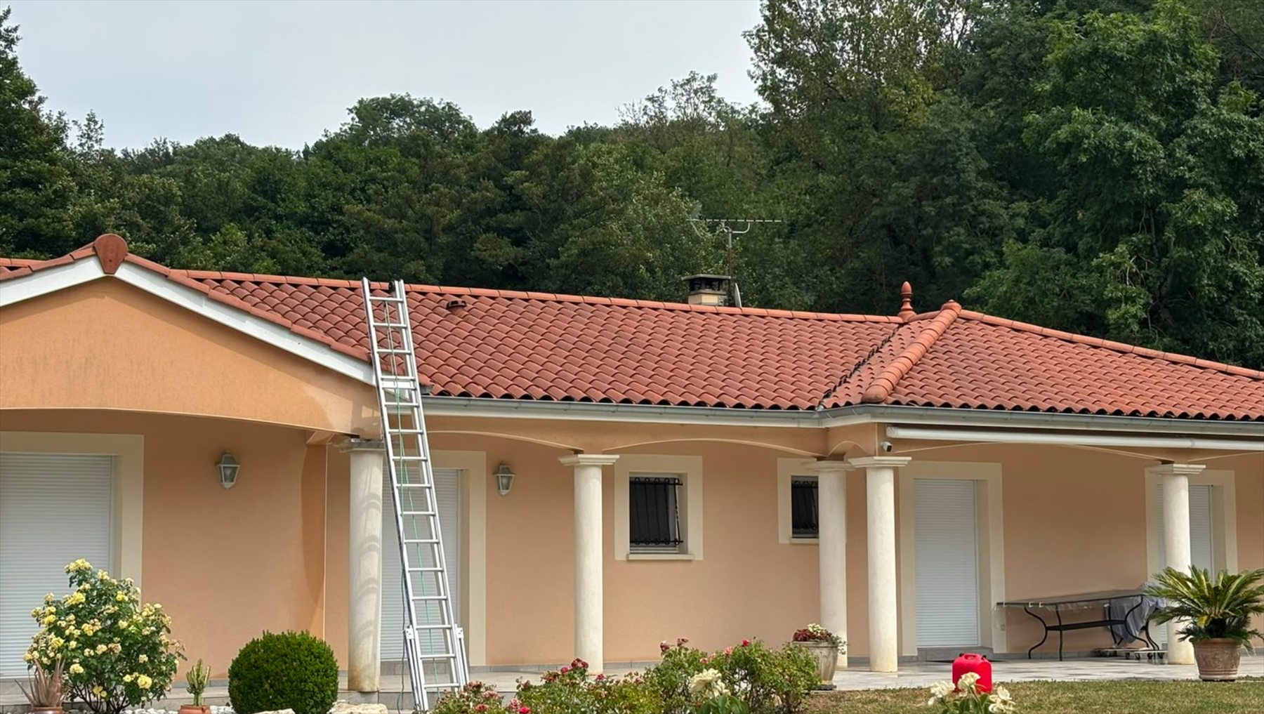 Maison de plain-pied à la toiture en tuiles canal rénovée, échelle de couvreur en place
