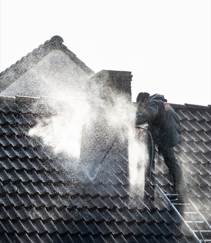 Application au pulvérisateur d’un traitement hydrofuge sur une toiture
