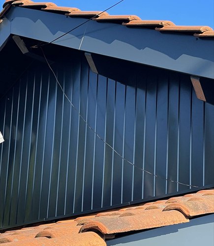 Bandeau de rive et sous-face clairs posés en débord de toiture
