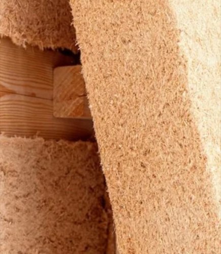 Panneau de laine de bois glissé entre deux montants