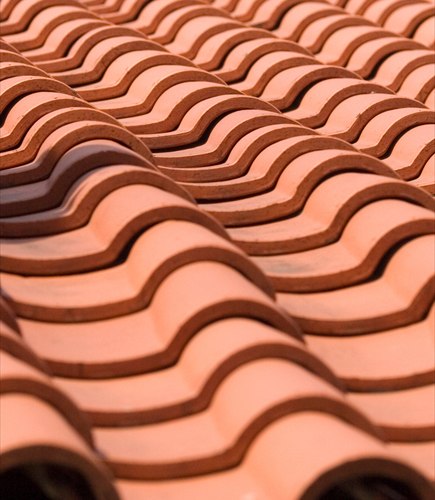 Couverture en tuiles de terre cuite orangée vue de près
