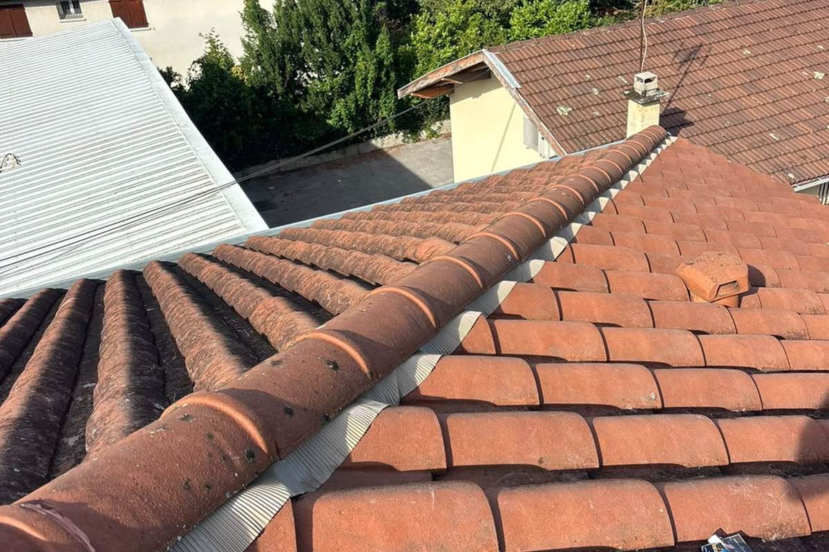 Arêtier de toiture en tuiles équipé d’un closoir ventilé