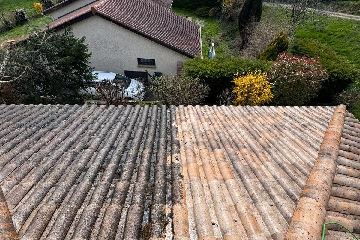 Toiture en tuiles à moitié démoussée, résultat avant après nettoyage