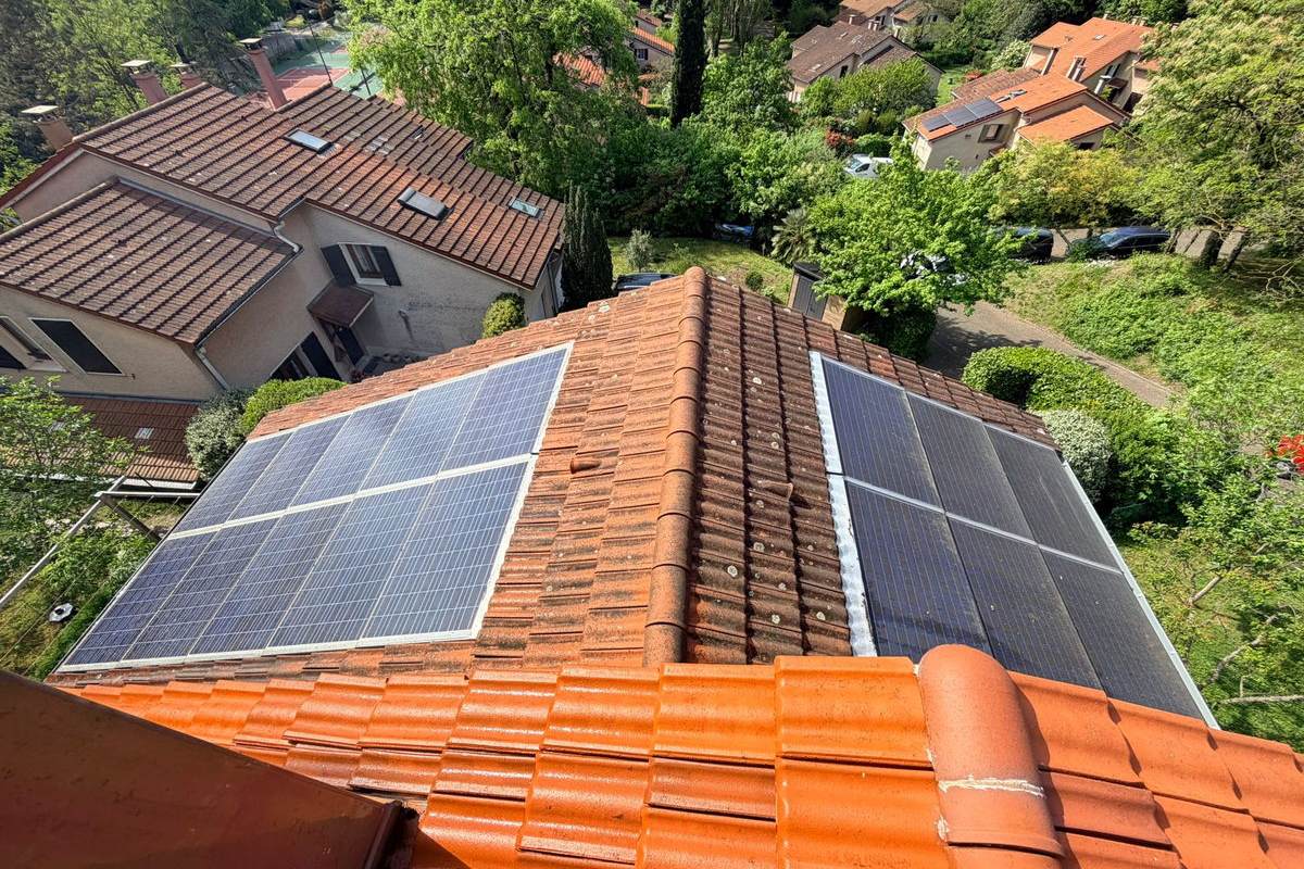 Toiture en tuiles équipée de panneaux solaires après reprise de couverture