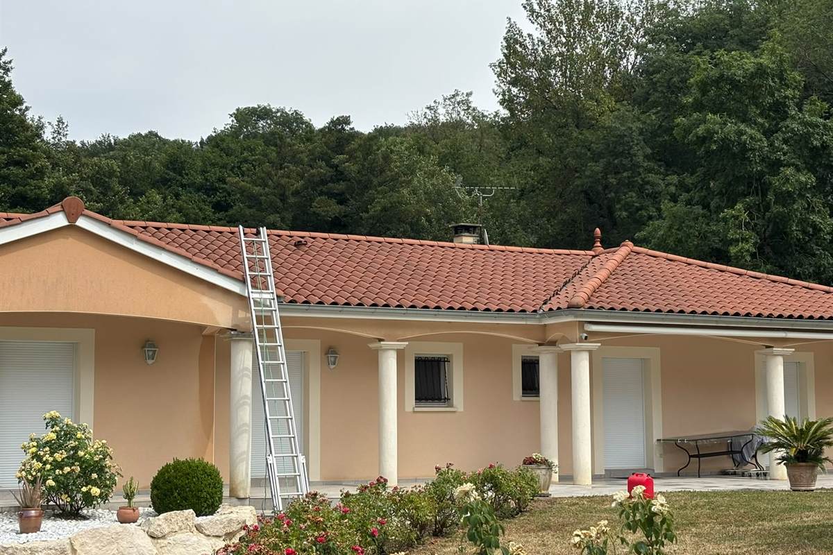 Maison individuelle avec toiture en tuiles terre cuite neuves et échelle de couvreur